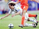 Pavel Nedvd padá. Památné utkání esko - Nizozemsko na fotbalovém Euru v...