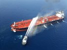 Íránské námonictvo se snaí uhasit poár na tankeru v Ománském zálivu.
