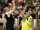 Ondrej Šoška a Dušan Medvecký (ve žlutém) se snaží zachytit odražený míč. (8....