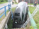 patn zabrzdn auto ve Vesovicch na Hodonnsku sjelo do koryta potoka.