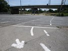 Na runou silnici v Hladíkov ulici v Brn nkdo namaloval nelegální pejídcí...