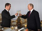 Ruský prezident Vladimir Putin si pipíjí s premiérem Dmitrijem Medvedvem u...
