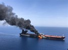 Hoící tanker v Ománském zálivu (13. dubna 2019)