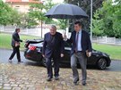Kardinál Dominik Duka pijel na oslavy narozenin Václava Klause. (19. 6. 2019)