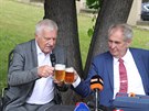 Václav Klaus si na svých 78. narozeninách s Miloem Zemanem pipil. (19. 6....