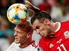 Gareth Bale (vpravo) z Walesu v hlavikovém souboji s Botondem Barathem z...