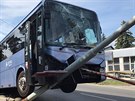 V Praze 11 naboural odtahovaný autobus do lampy. (19.6.2019)