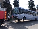 V Praze 11 naboural odtahovan autobus do lampy. (19.6.2019)