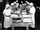 Pohled na jednu z prvních výrobních linek na sladkosti v olomoucké firm...