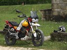 Moto Guzzi V85TT pináí charakteristické italské kivky a speciální emoce dvou...