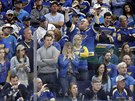 Zklamaní fanouci St. Louis Blues sledují koncovku estého finále NHL.
