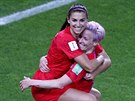 Americké fotbalistky Megan Rapinoeová (vpravo) a Alex Morganová slaví gól.