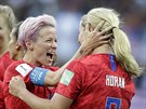 Americké fotbalistky Lindsey Horanová (vpravo) a Megan Rapinoeová slaví gól.