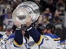 Ryan O'Reilly (vpravo) a Vladimir Tarasenko ze St. Louis Blues pozvedli Stanley...