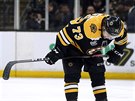 Charlie McAvoy z Bostonu je zklamaný, hrái St. Louis se radují z trefy...