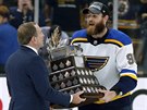 Ryan O'Reilly ze St. Louis si pebírá Conn Smythe Trophy, cenu pro...