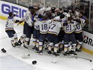 Hokejisté St. Louis Blues oslavují zisk Stanley Cupu.