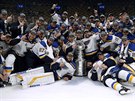 Hokejisté St. Louis Blues se fotí se Stanley Cupem.