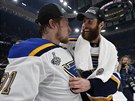 Alex Pietrangelo (27) a Vladimir Tarasenko (91) ze St. Louis po triumfu ve...