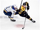 Charlie McAvoy (73) z Bostonu obchází Tylera Bozaka (21) ze St. Louis.