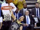 Shaun Livingston (34) z Golden State smeuje do koe Toronta.