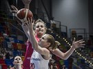 eská basketbalistka Beáta Adamcová (v bílém) zakonuje v zápase s Lotyskem.