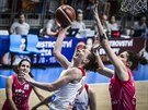 eská basketbalistka Tereza Krakoviová (v bílém) zakonuje v zápase s...