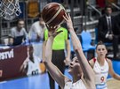 eská basketbalistka Karolína Elhotová (v bílém) zakonuje v zápase s Lotyskem.