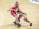 eská basketbalistka Lenka Bartáková (v bílém) útoí v zápase s Lotyskem.