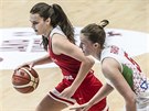 eská basketbalistka Veronika Voráková (vlevo) útoí v zápase s Maarskem.