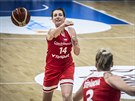 eská basketbalistka Tereza Krakoviová (vlevo) pihrává Kamile tpánové.