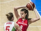 eská basketbalistka Veronika Voráková (vpravo) v zápase s Maarskem