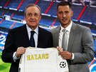 JE TO ZLAÁK. Belgický fotbalista Eden Hazard pózuje s dresem svého nového...