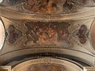 Pvodní stropní malby z 18. století zobrazují výjevy ze ivota sv. Karla...