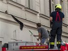 Zvec zchrani spolen s hasii zachraovali v centru Prahy porannou...