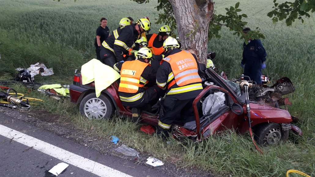 Mladý řidič zemřel při noční nehodě na Chebsku, zřejmě nezvládl řízení
