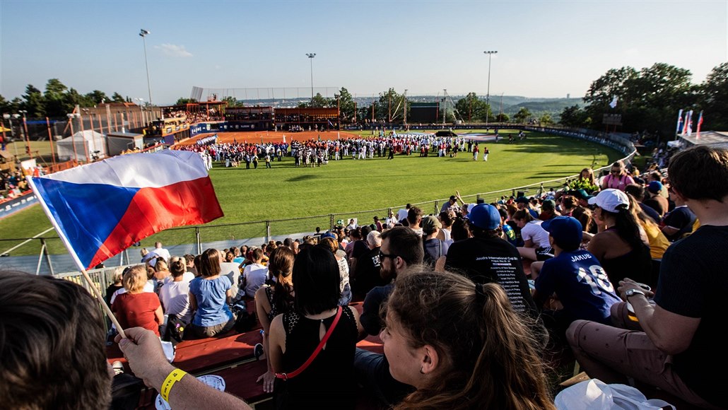 �e�tí fanou�ci pozorují zahajovací ceremoniál mistrovství sv�ta v softbalu.