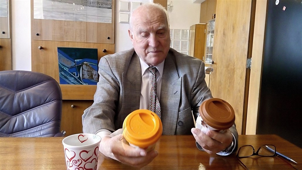 Plastové jednorázové kelímky může nahradit porcelánová novinka z Dubí