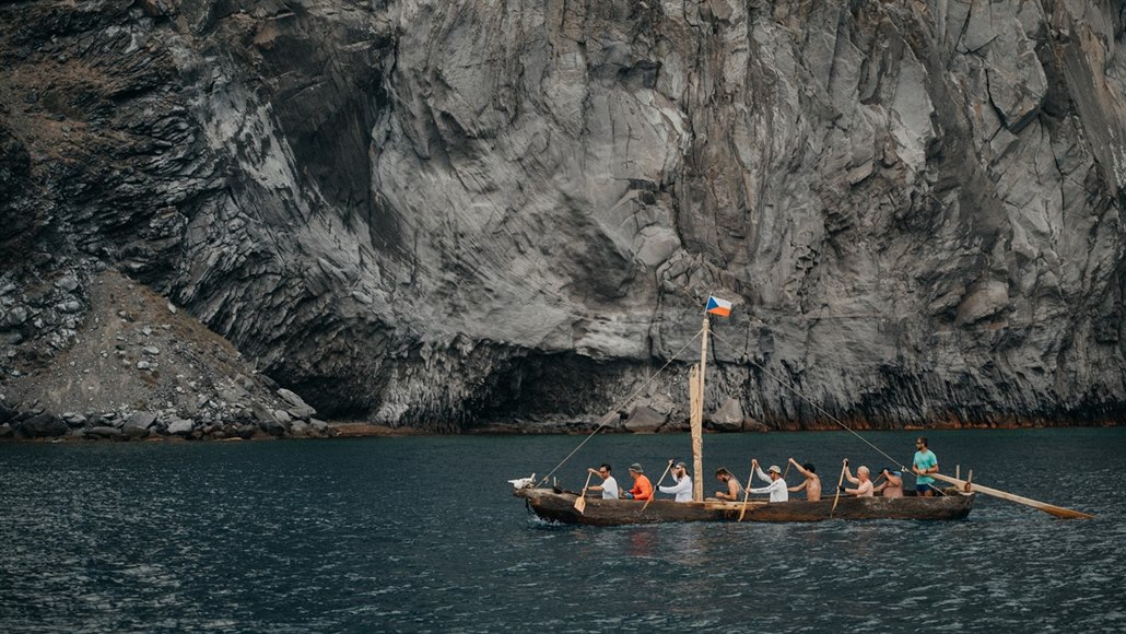 Expedice Monoxylon III pluje v neolitickém člunu po Egejském moři (7.6.2019).