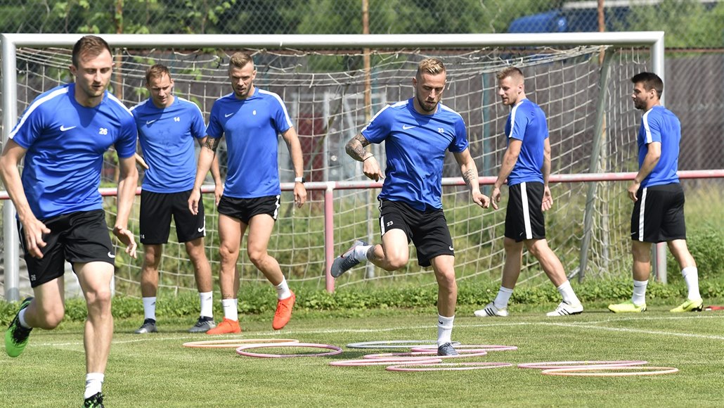 Petr Reinberk (uprost�ed) na prvním tréninku letní p�ípravy fotbalist� Slovácka