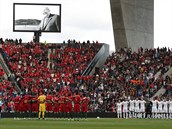 Fotbalist i fanouci uctili na stadionech bvalho fa UEFA Lennarta...