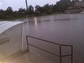 Po bouřce zůstalo fotbalové hřiště v Polici nad Metují zcela pod vodou. (15....