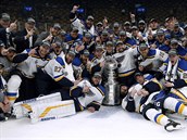 Hokejist St. Louis Blues se fot se Stanley Cupem.