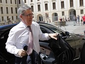 Ruský velvyslanec Alexandr Zmejevskij dorazil na sch�zku s prezidentem Milo�em...