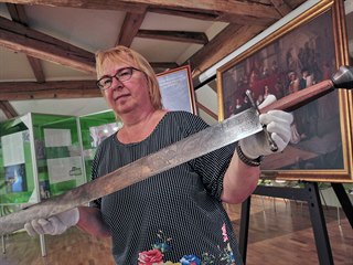 Kurátorka výstavy Miluše Kobesová s mečem z počátku 17. století, který údajně...