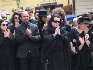 Rozloučit se s Jiřím Stráským přišli dcera Klára Formanová, vnučka Antonie...