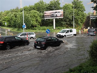 Blesková středeční záplava zaskočila řidiče na pražském Bohdalci. (12. června...