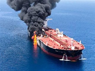 Hořící tanker v Ománském zálivu (13. června 2019)