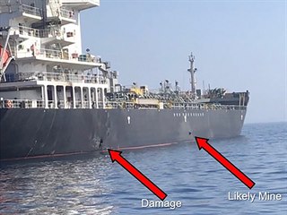 Americké námořnictvo zveřejnilo snímek, na kterém jsou vyznačeny poškozené...