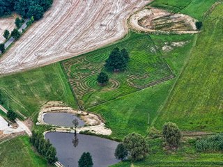Obludiště se rozkládá na ploše šest tisíc metrů čtverečních, na níž roste 12...